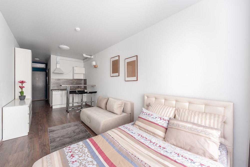 Studio Apartment on Malysheva 42a 14 floor