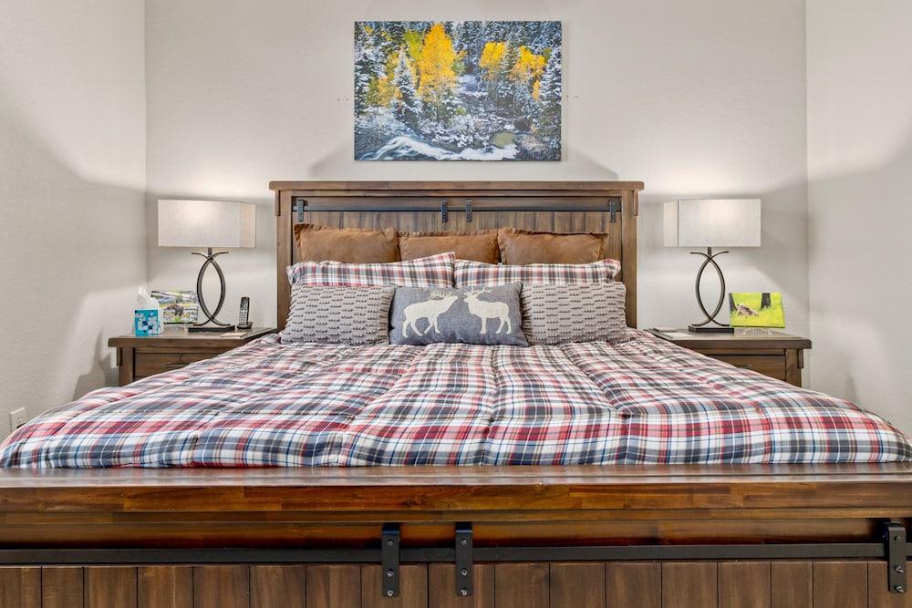 Garlands' Alpine Lodge Luxury Vacation At Windcliff 3 Bedroom Home by RedAwning