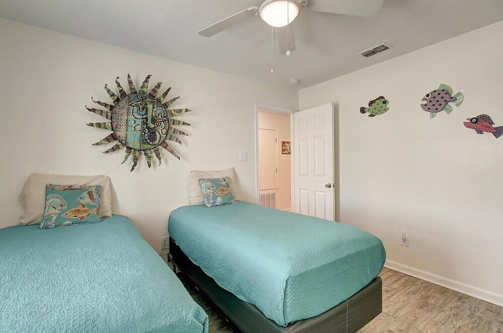 Tropical Touchdown - 4 Br Home