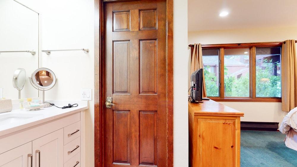 Winterset 12 Centrally Located, Cozy, Washer Dryer by RedAwning