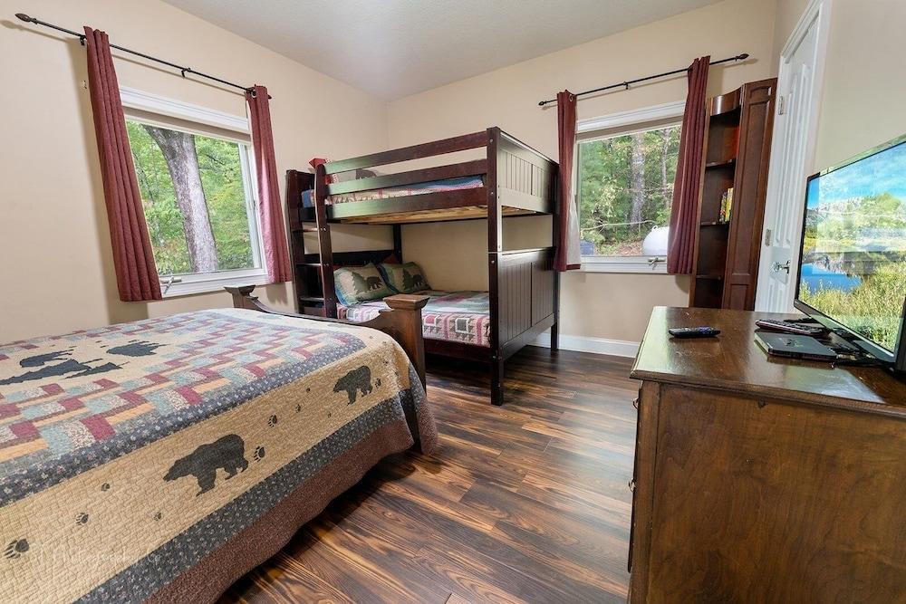 Enchanted Primrose 2 Bedroom Chalet by RedAwning