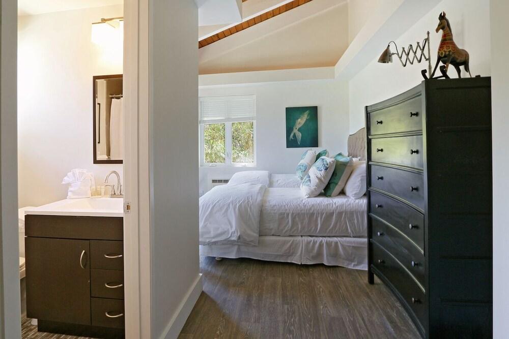 2141 IliIli Rd - 14 Br Villa