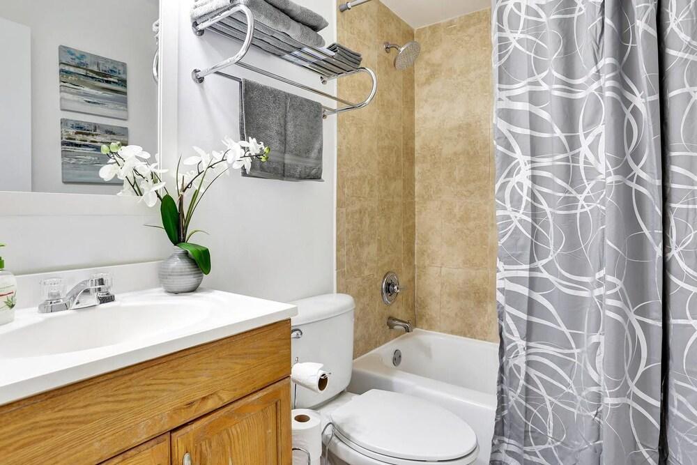 Stylish & Unique 1 BR Designer Waterview APT