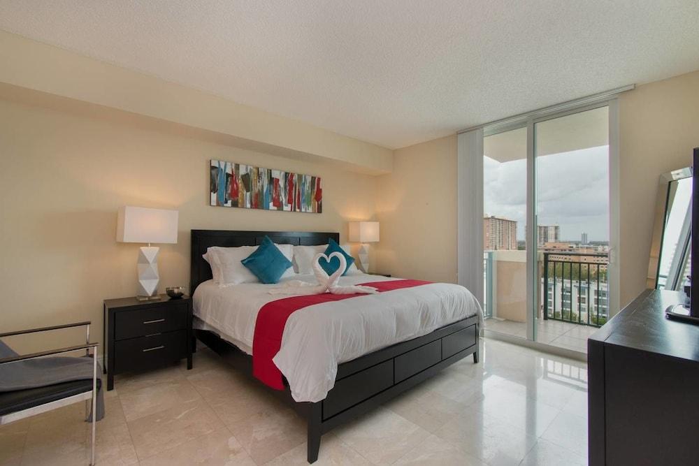 Stylish Modern 2bd 2bth Apt Near the Beach