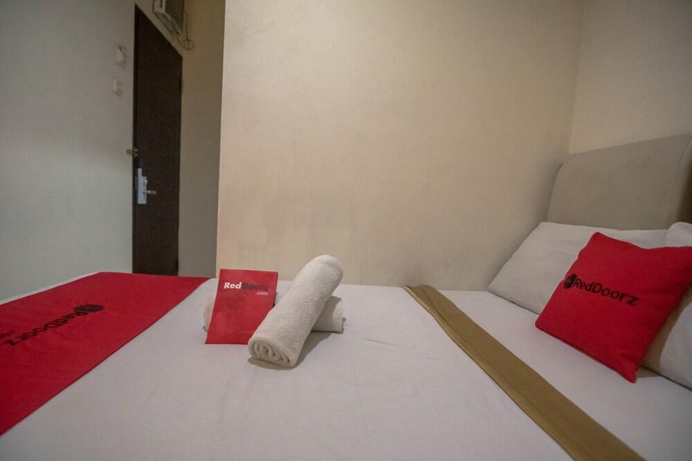 RedDoorz near RS Husada