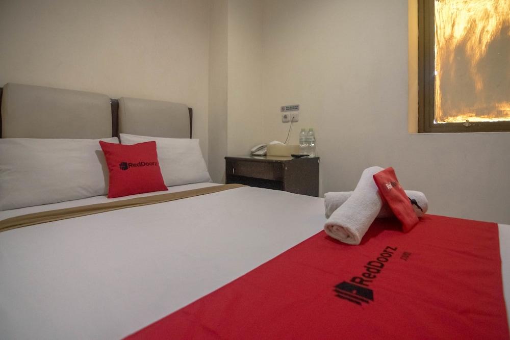 RedDoorz near RS Husada