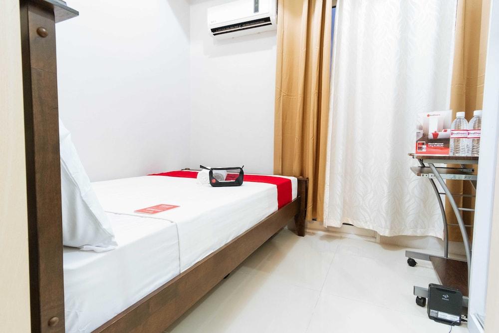 RedDoorz Premium @ SMDC North EDSA