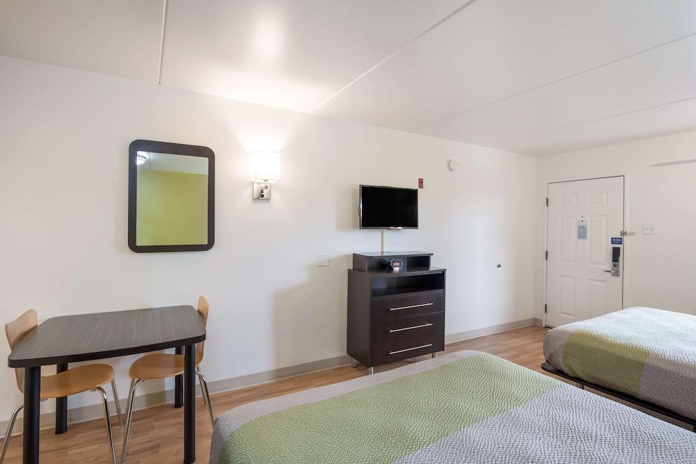 Studio 6 - Colorado Springs - Air Force Academy