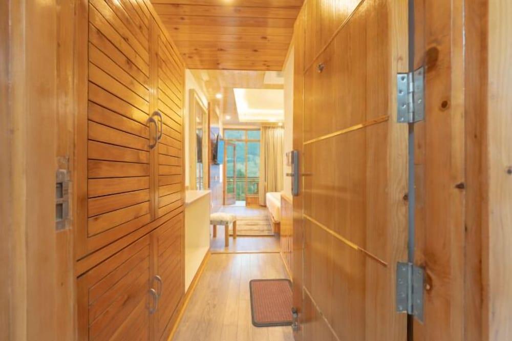 SNOW PEAK RETREAT & COTTAGES - MANALI (Centrally Heated)