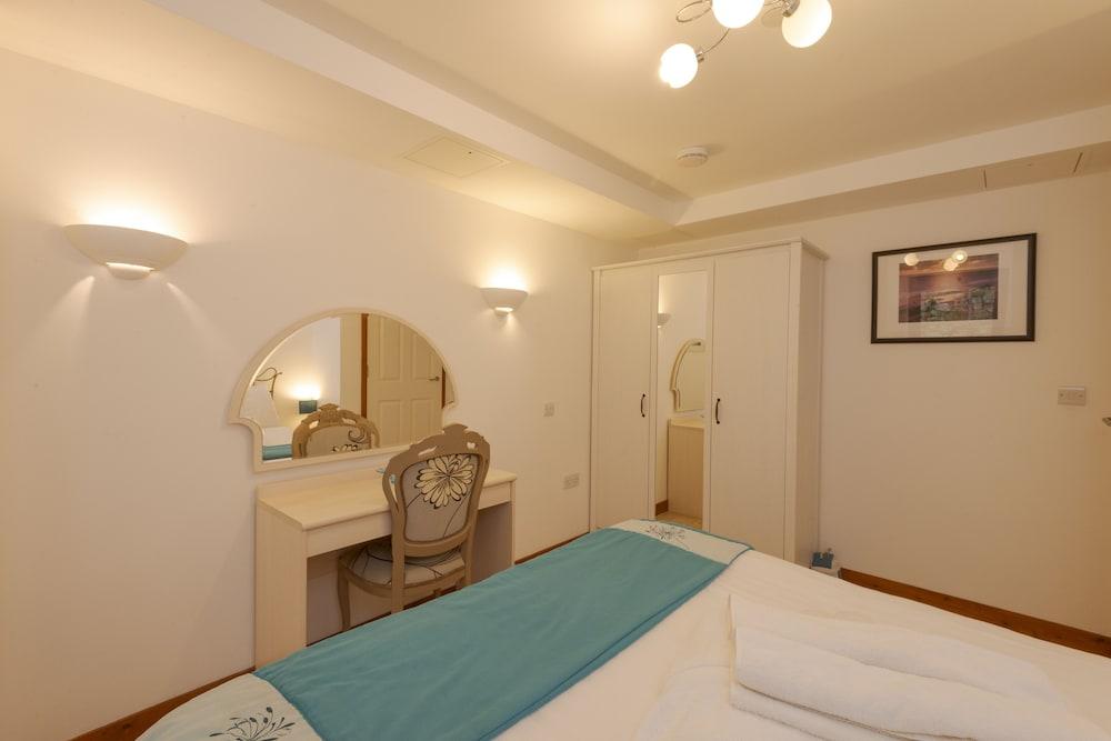 White Lodge Apartments