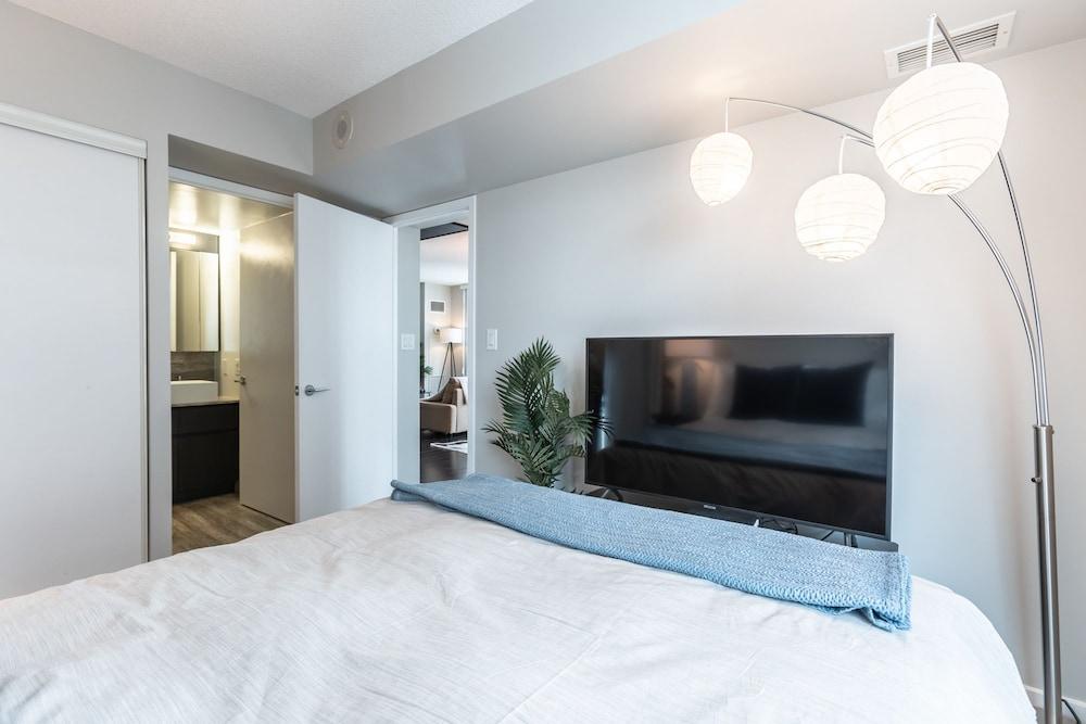 Platinum Suites -  Stunning Waterfront 2 Bed 2 Bath