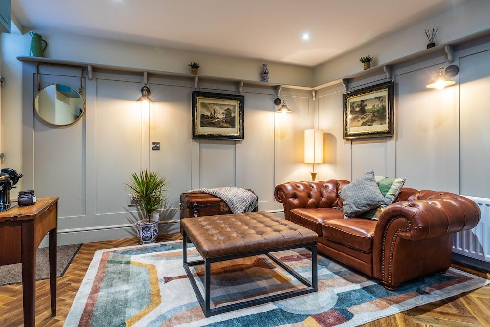 Sorley Boys Snug - Near Museum of Free Derry and Bloody Sunday Memorial