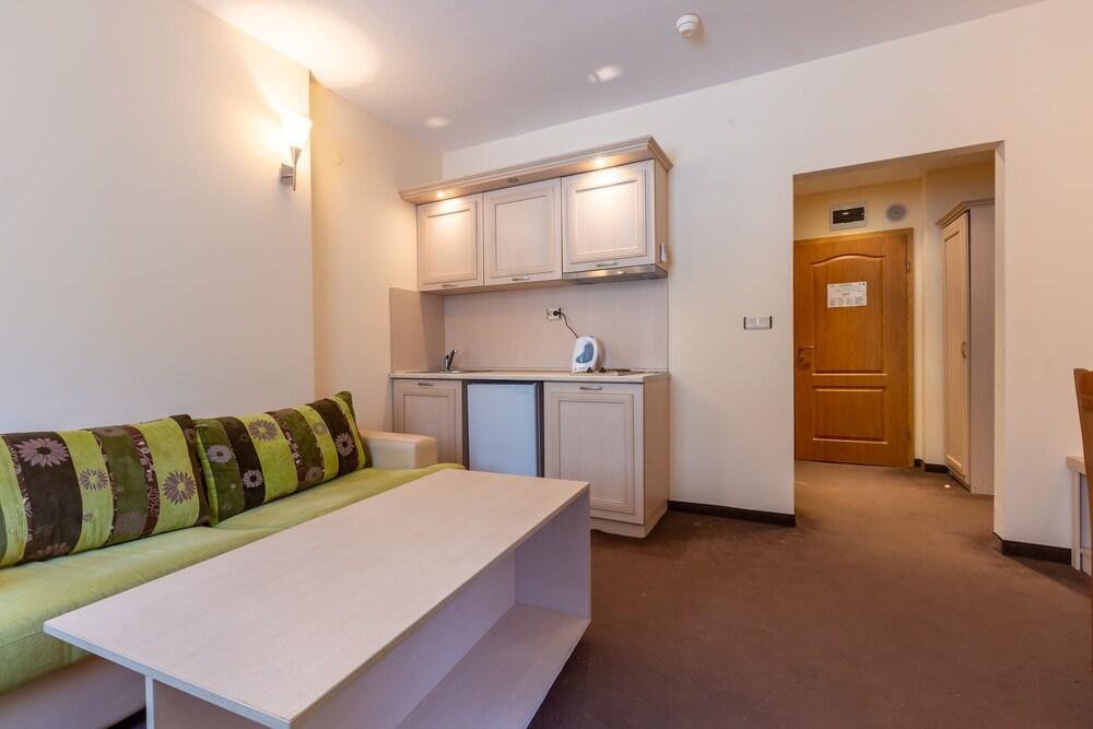 Quiet One Bedroom Apartment with Kitchenette in Avalon Complex