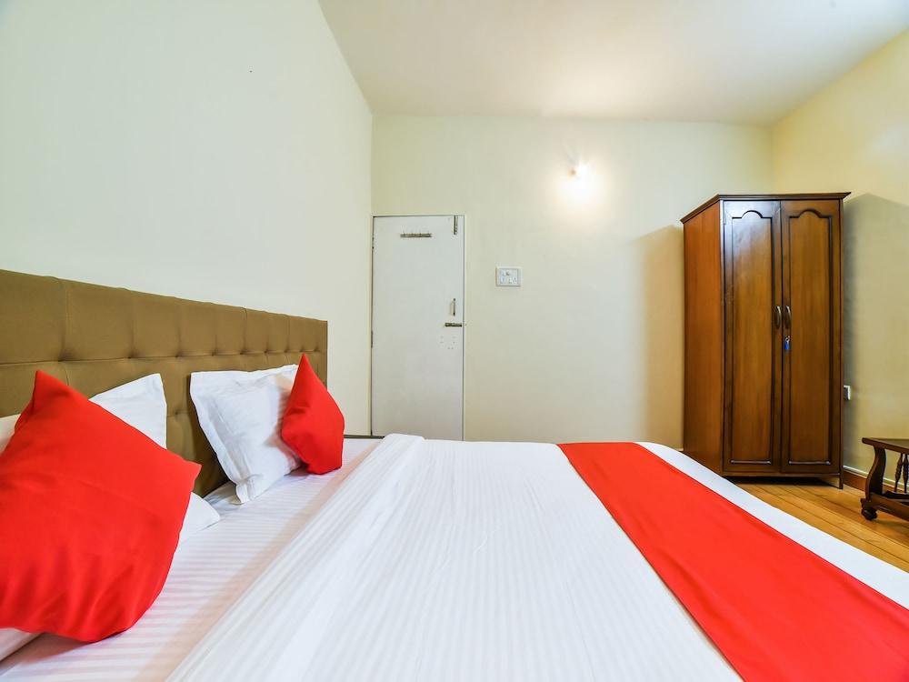 OYO 28139 Hotel Empire