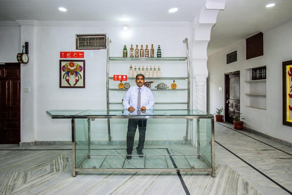 OYO 18272 Hotel Lambodar