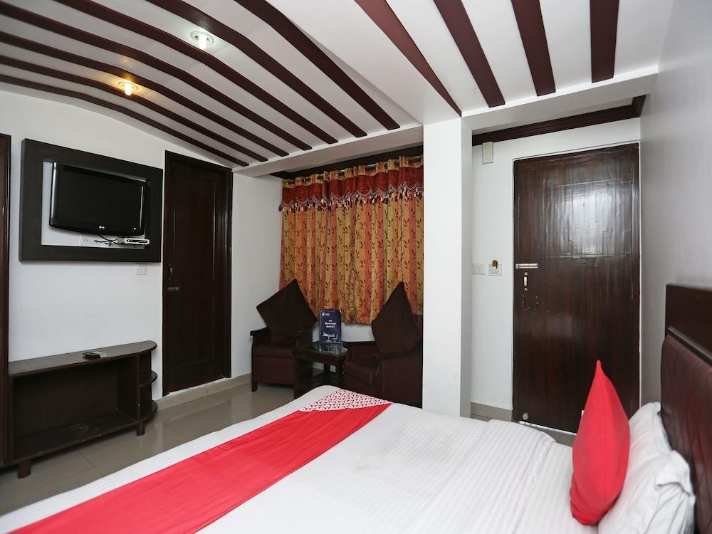 OYO 18568 Ratan Hotel