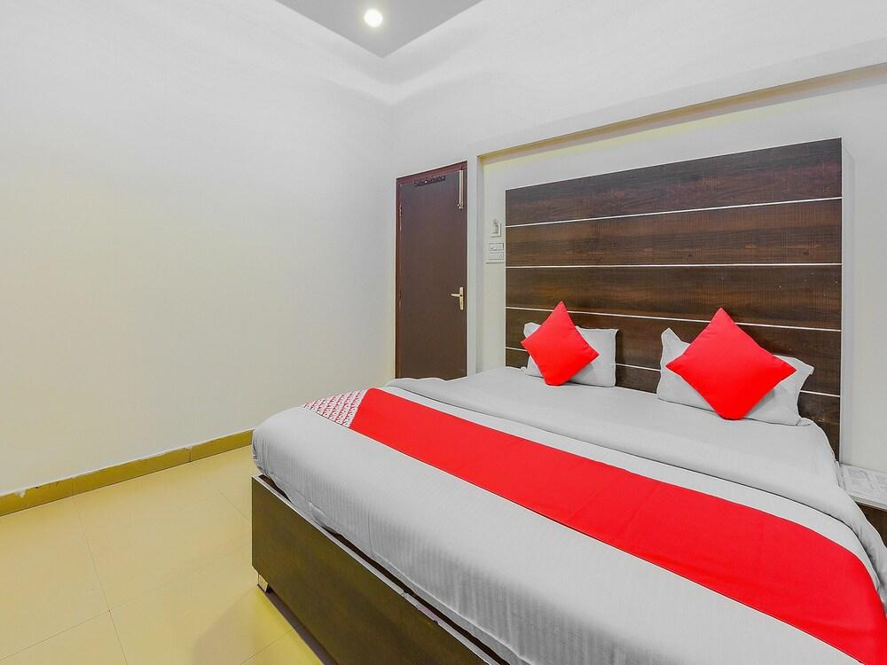 OYO 23599 Hotel Superstar