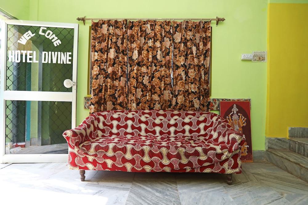 OYO 22892 Hotel Divine