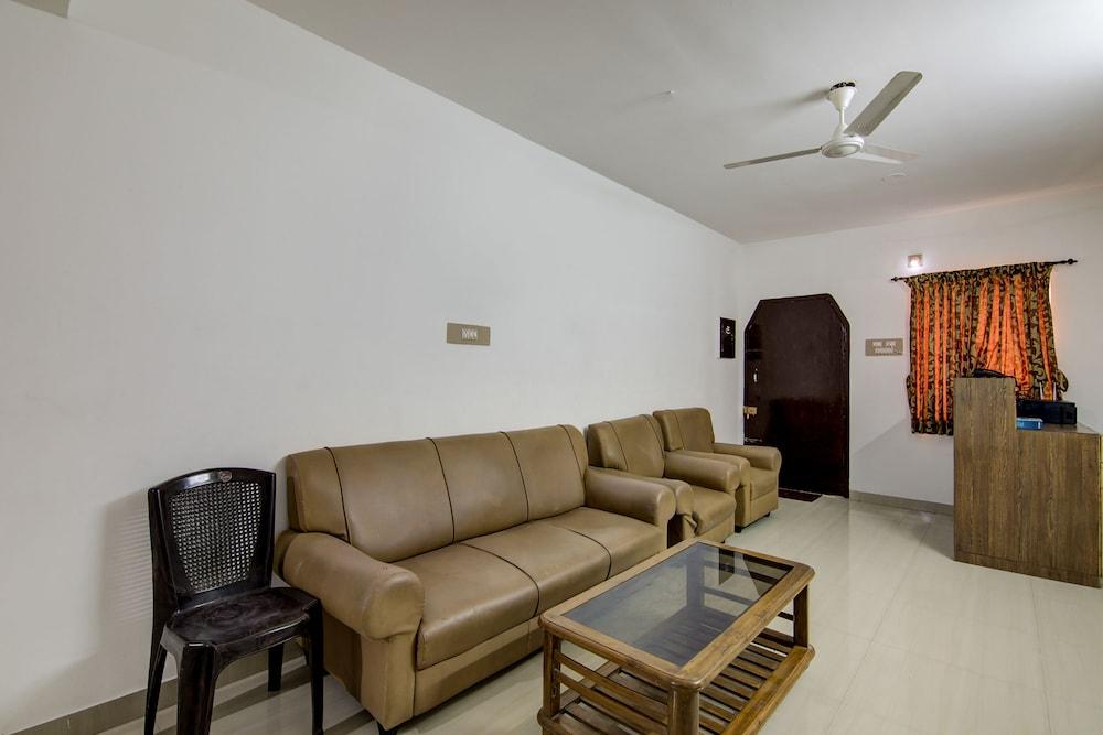 OYO 24044 Appledoor Service Apartment