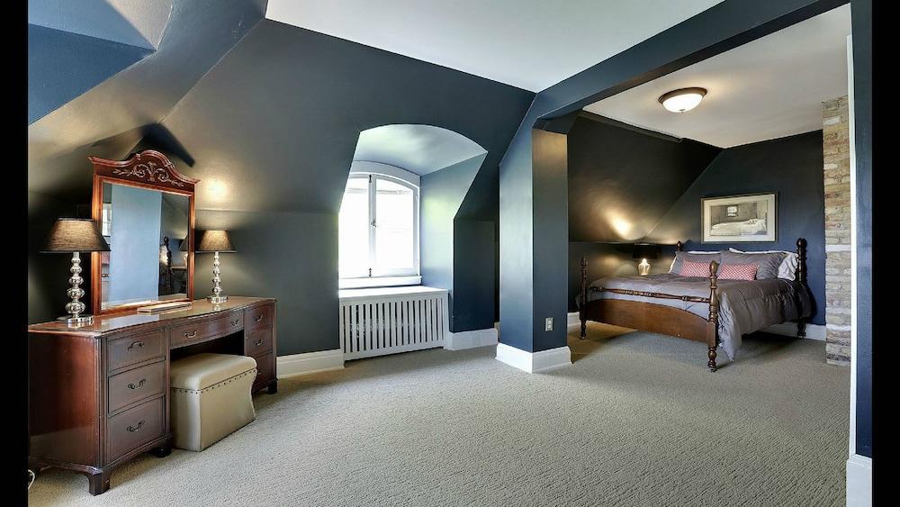 Luxury Whittier Mansion-3rd Floor Suite