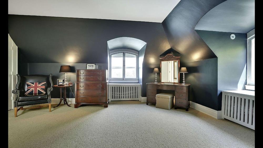 Luxury Whittier Mansion-3rd Floor Suite