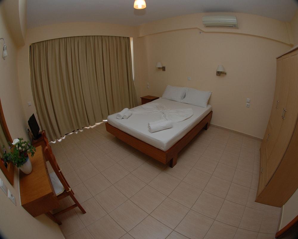 Nikos Hotel and Apartments