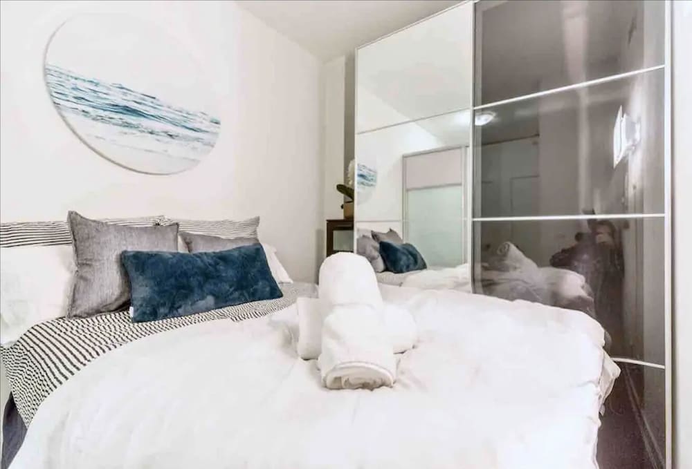 HomeHop - Entertainment District