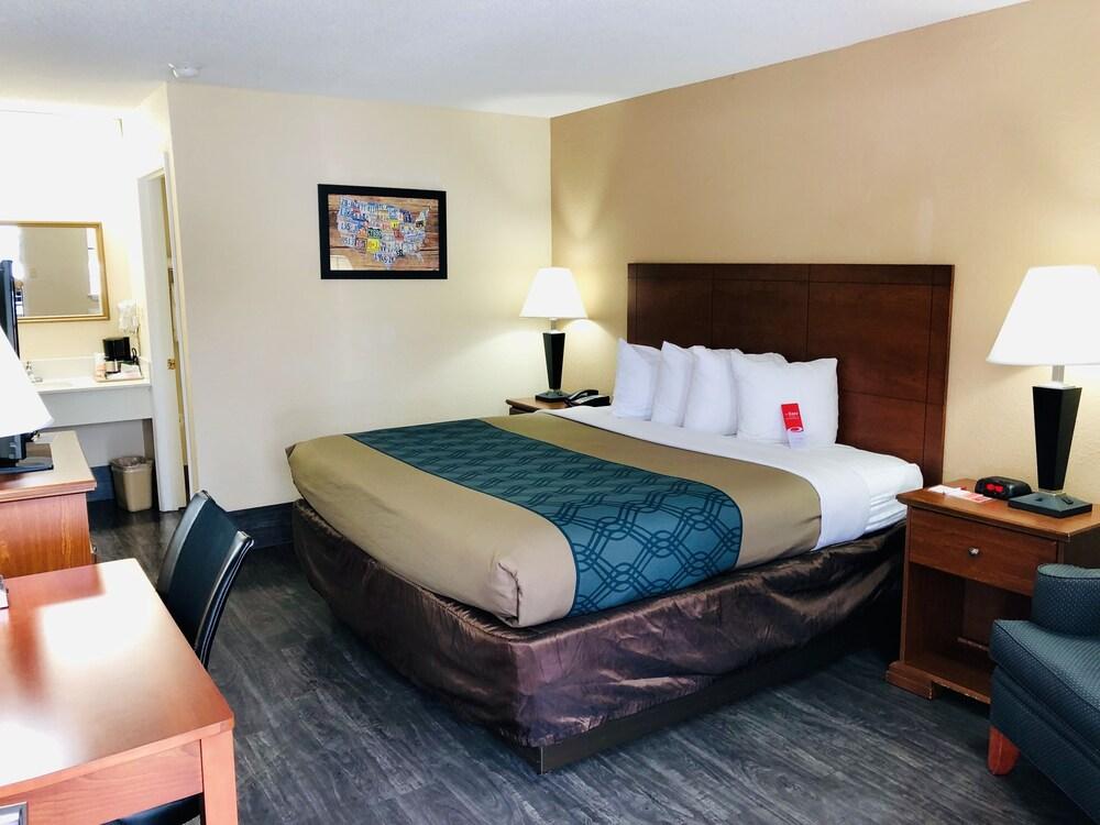 Econo Lodge Inn & Suites