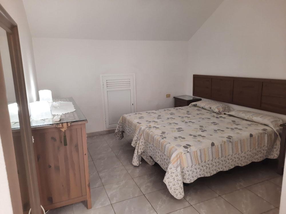 Castle Harbour Official