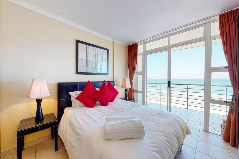 The Waves Crest Bloubergstrand