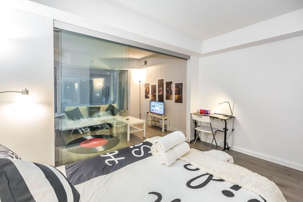 Executive Class, Downtown Luxury Condo @ Yorkville