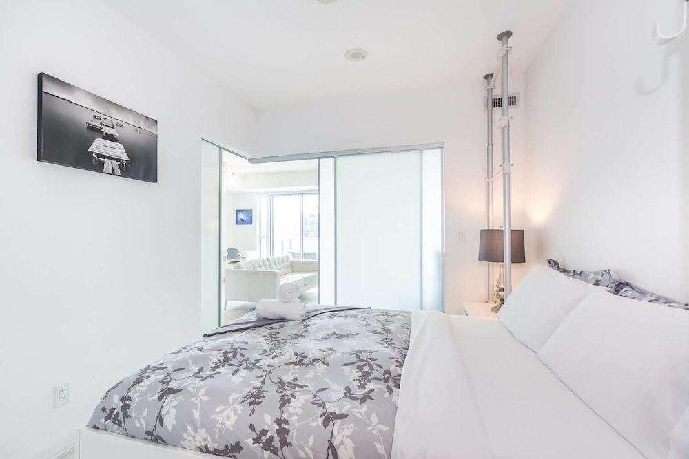 Downtown Condo Near Exhibition Place With Balcony