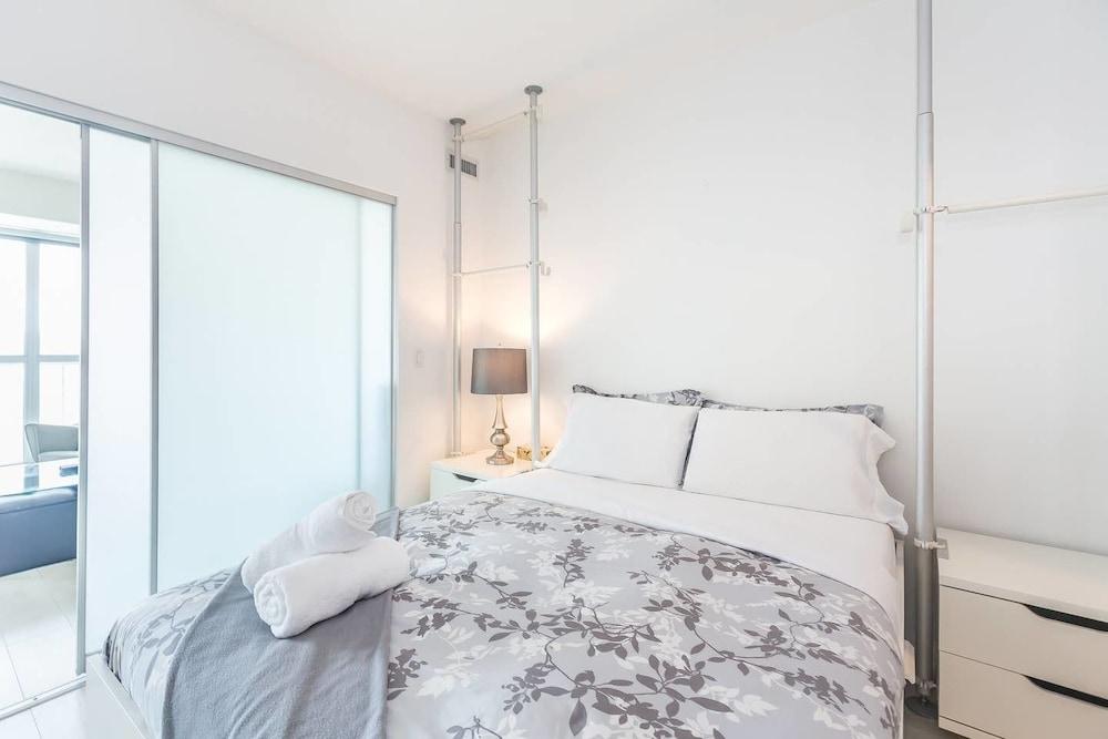 Downtown Condo Near Exhibition Place With Balcony