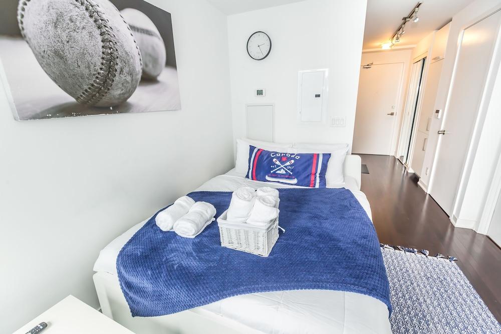 New!! Couples Retreat.luxury Condo.central