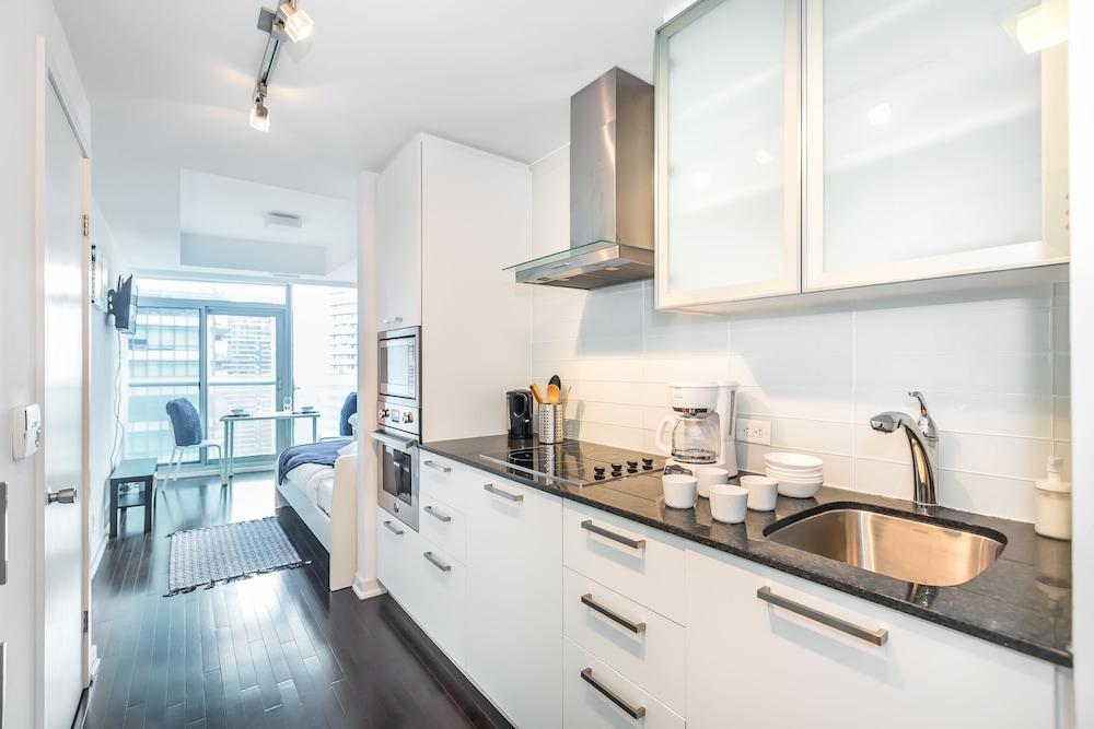 New!! Couples Retreat.luxury Condo.central