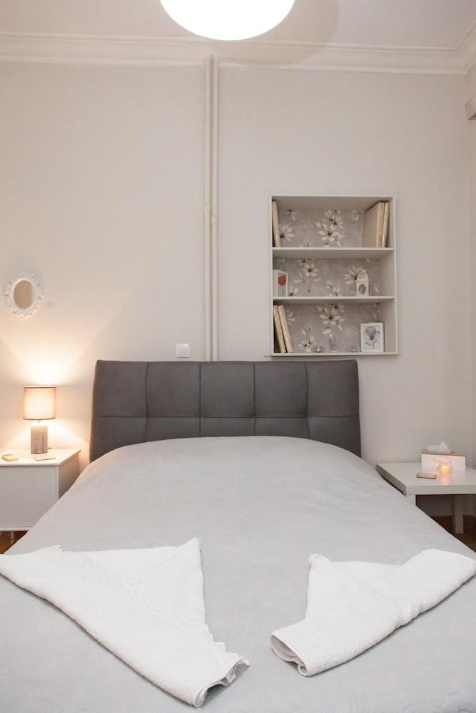 Fabulous Apartment Across Flisvos