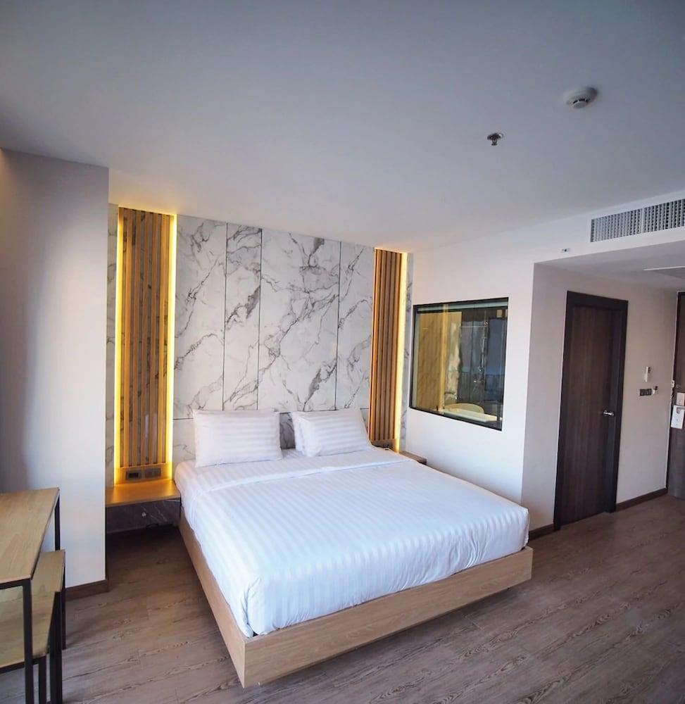 Sleep With Me Pattaya