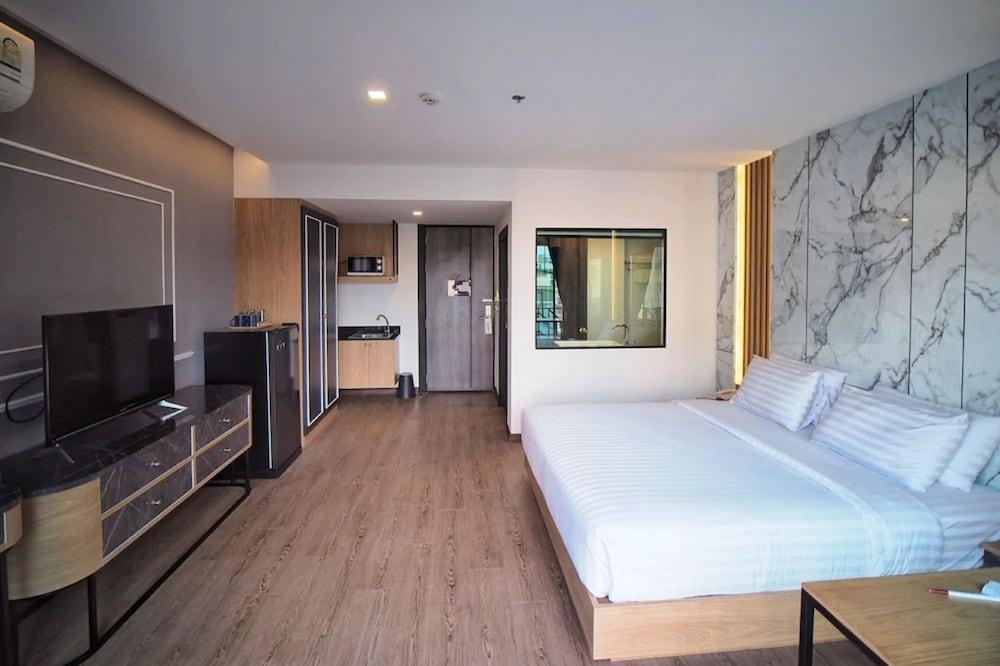 Sleep With Me Pattaya