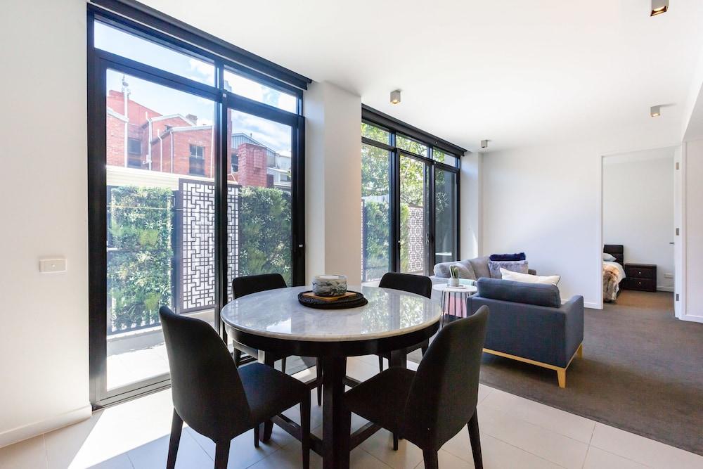 Rosa, 2BDR Richmond Apartment