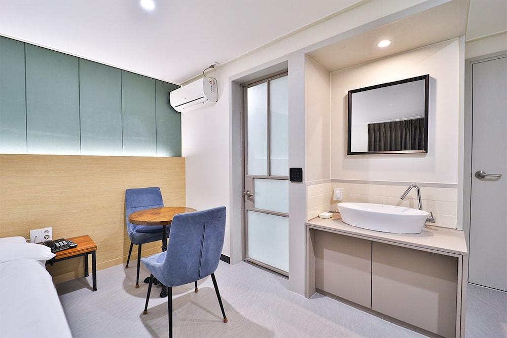 Calm Rest Hotel Busan Sasang