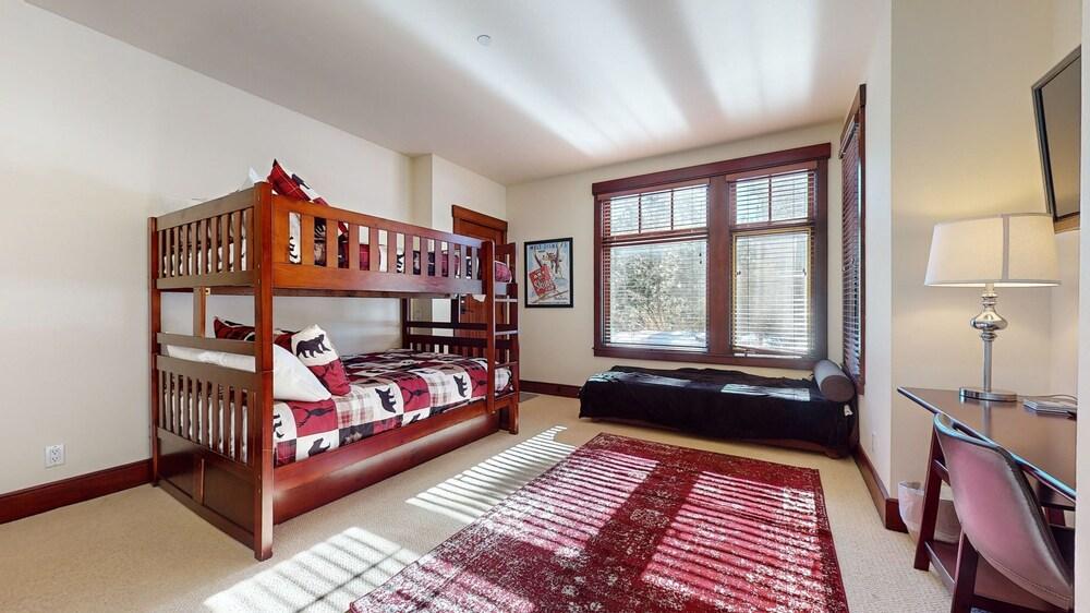 Juniper Crest #25 4 Bedroom Condo by RedAwning