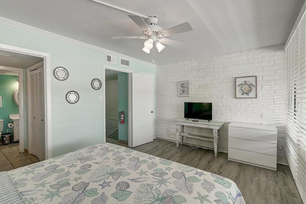 Sunny Beaches 3 Bedroom Condo by RedAwning