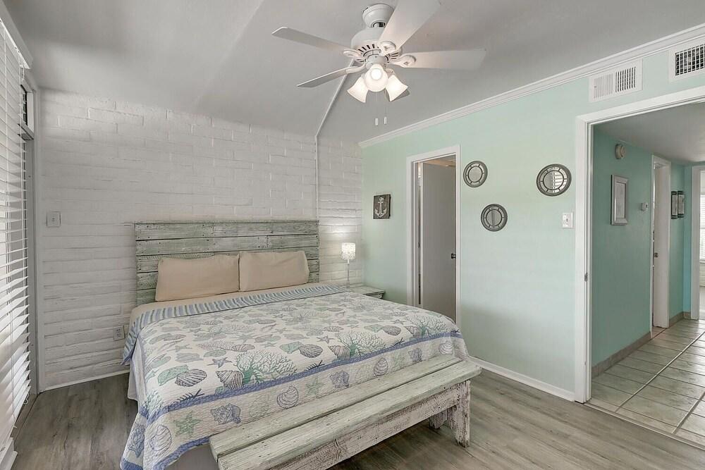 Sunny Beaches 3 Bedroom Condo by RedAwning