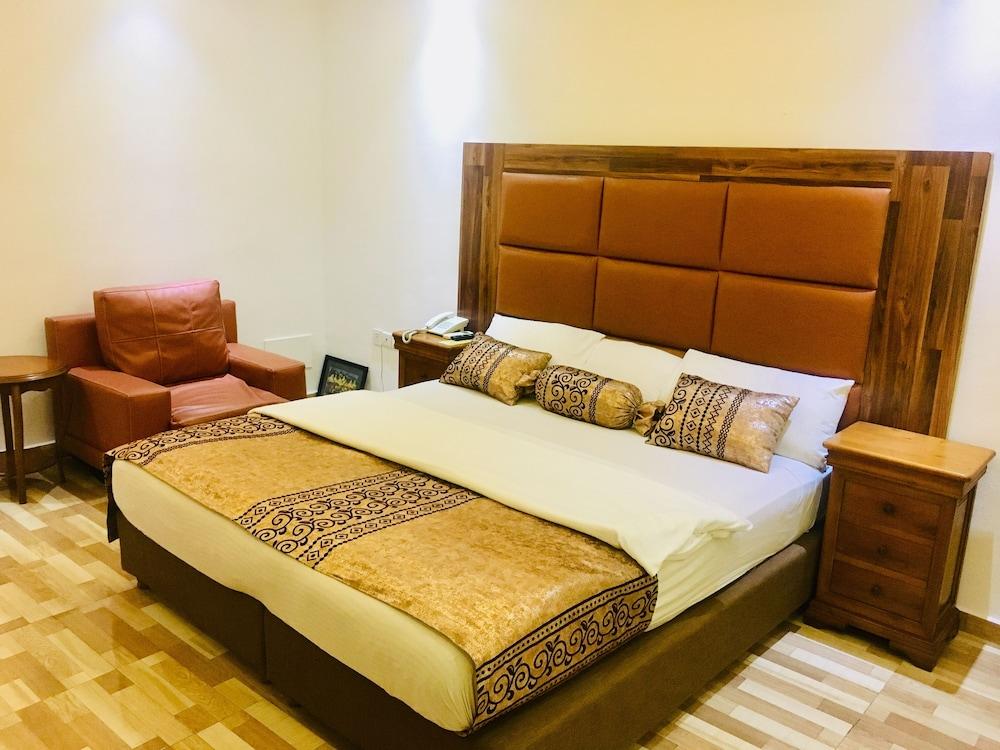 Peninsula Hotel & Towers