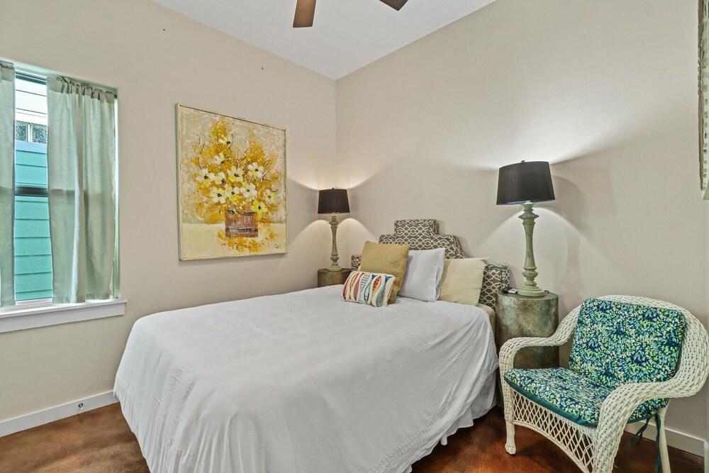 7th Sunrise 3 Bedroom Condo by RedAwning