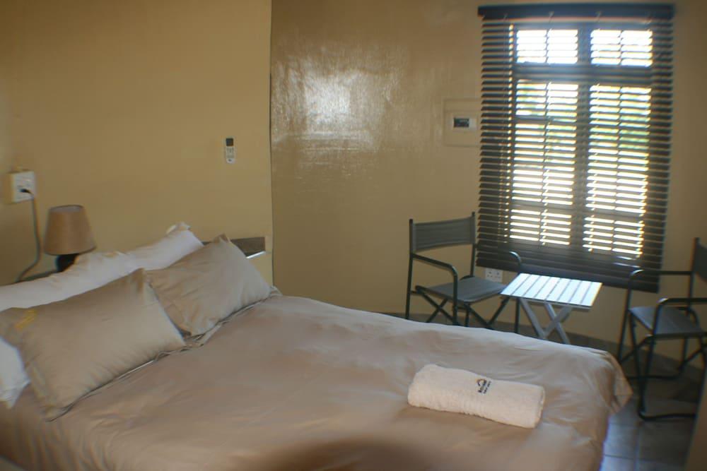 Distinctly Africa - Manyeleti