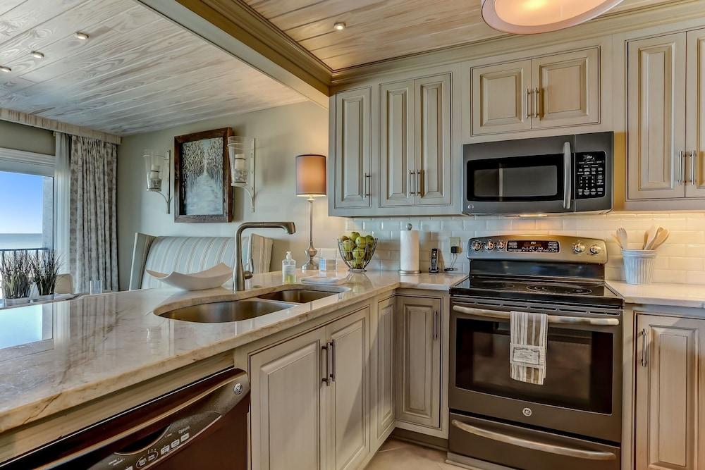 Oceanfront Beach Escape Condo with WiFi by RedAwning