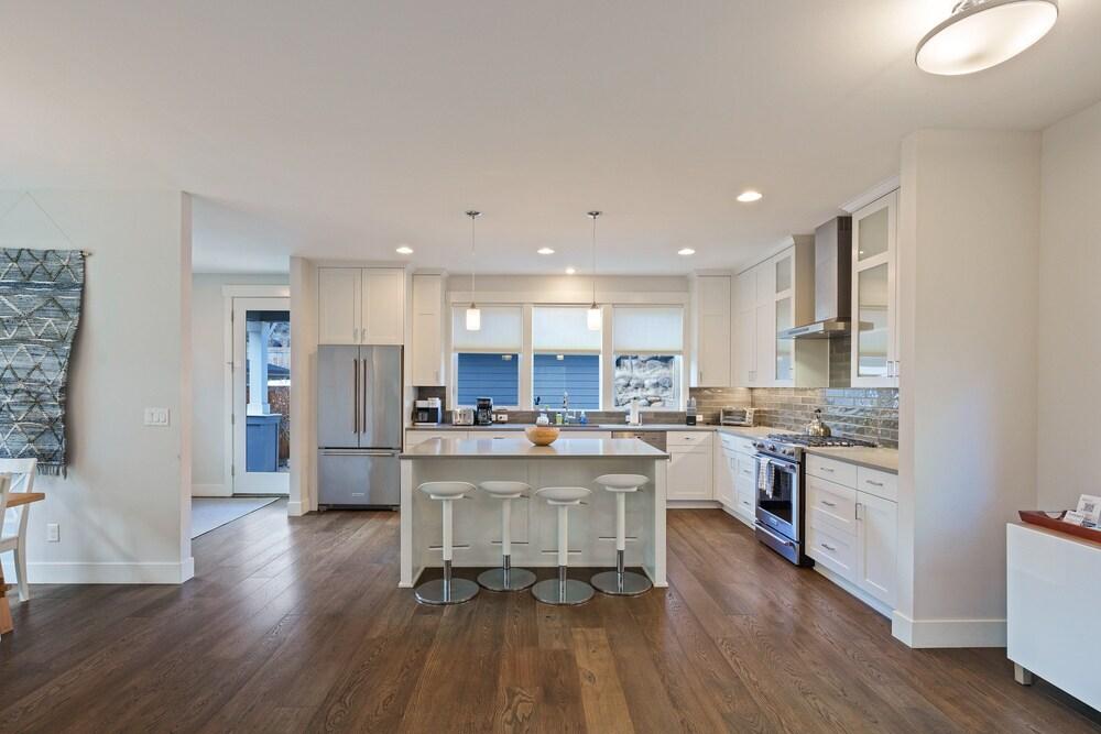 Hillside Haven 4 Bedroom Home by RedAwning