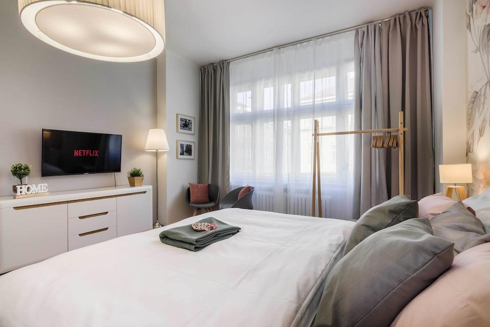 APT Prague Ch. Bridge by Michal&Friends