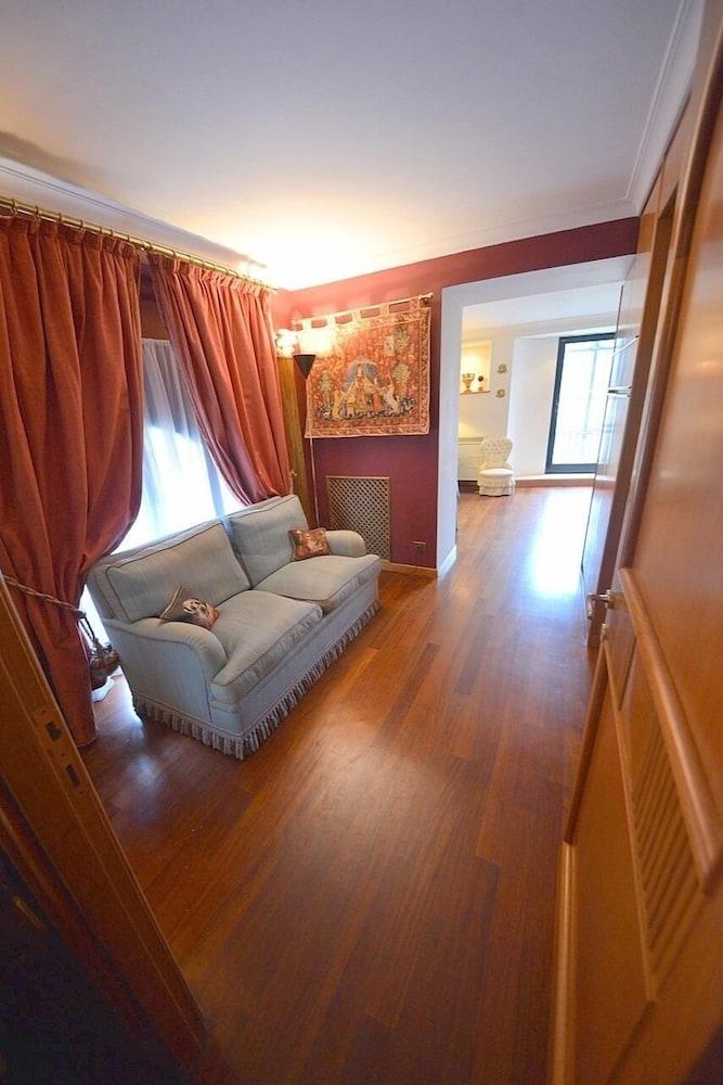 Prestigious Apartment Via Giulia